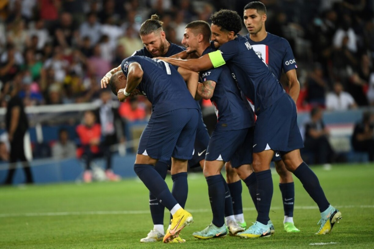 L'attaquant français du Paris Saint-Germain Kylian Mbappé (g.) félicité par ses coéquipiers après avoir marqué le quatrième but de son équipe lors du match de L1 entre le PSG et Montpellier, à Paris, le 13 août 2022