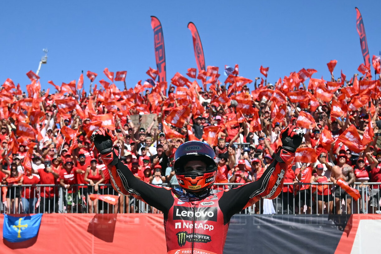 Marc Marquez de l'équipe Ducati Lenovo, célèbre sa victoire avec les fans après la course MotoGP.