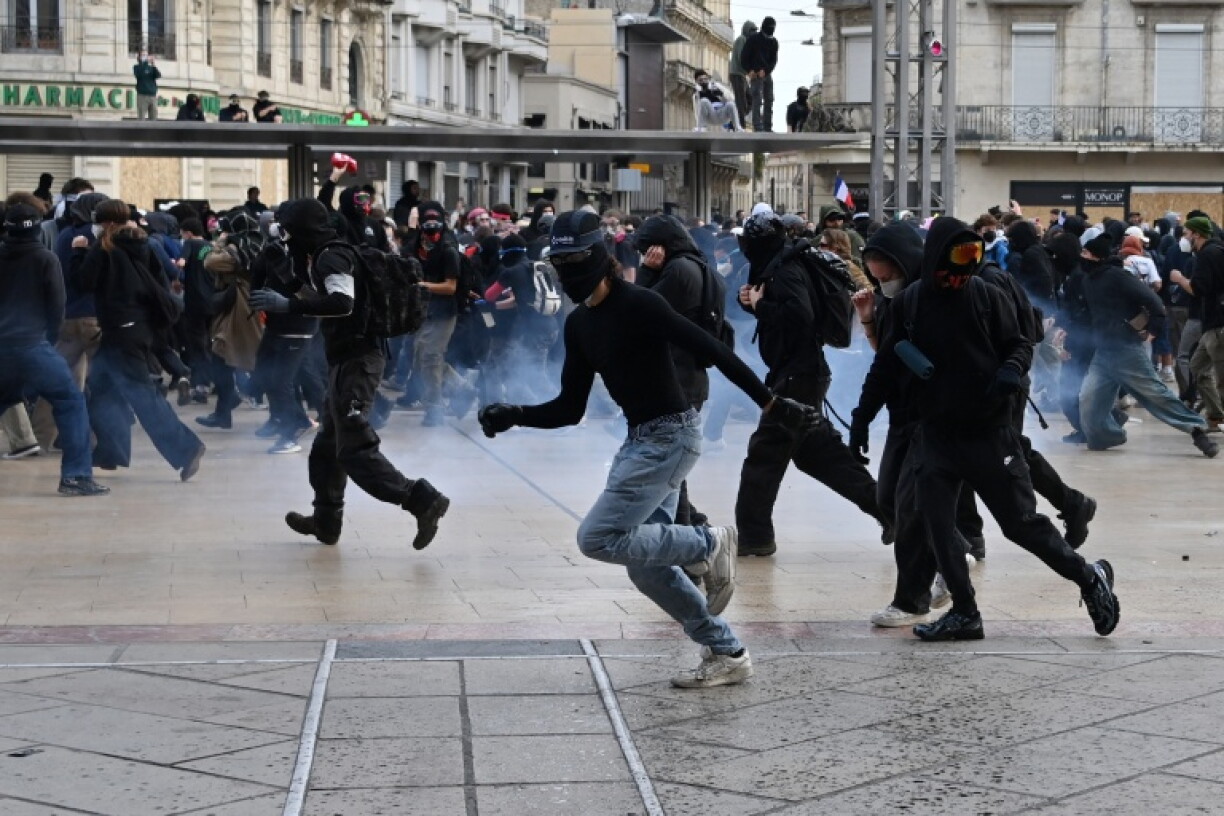 Protesters run from police in Montpellier