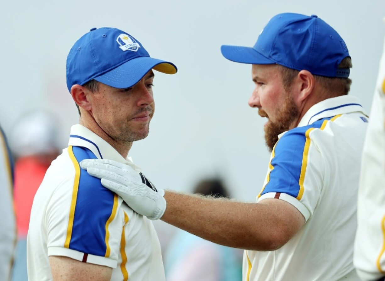 L'Irlandais Shane Lowry tente de réconforter le Nord-Irlandais Rory McIlroy, après sa défaite au 16e trou face à l'Américan Patrick Cantlay, lors de la Ryder Cup entre les Etats-Unis et l'Europe, le 26 septembre 2021 sur le parcours de Whistling Straits à Kohler (Wisconsin)