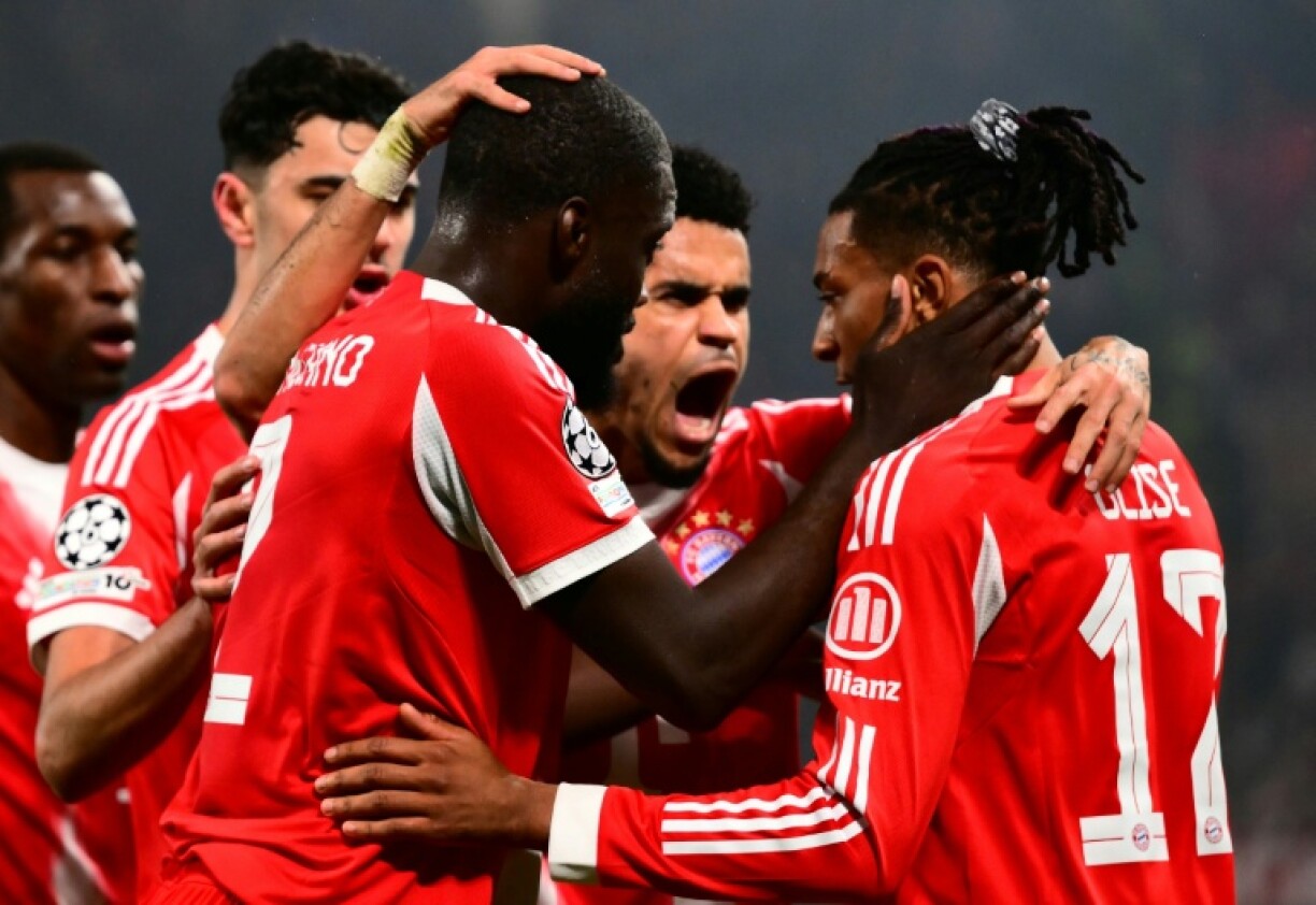 L'attaquant du Bayern Munich Michael Olise félicité par ses coéquipiers après avoir inscrit le deuxième but de son équipe contre l'Atalanta en 8e de finale de la Ligue des champions le 10 mars 2026 à Bergame