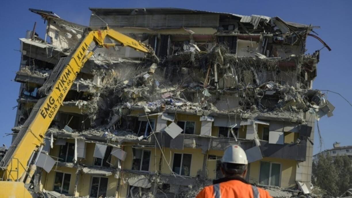 Une grue en action dans la zone dévastée par le séisme du 6 février qui a fait plus de 43.000 morts en Turquie et en Syrie