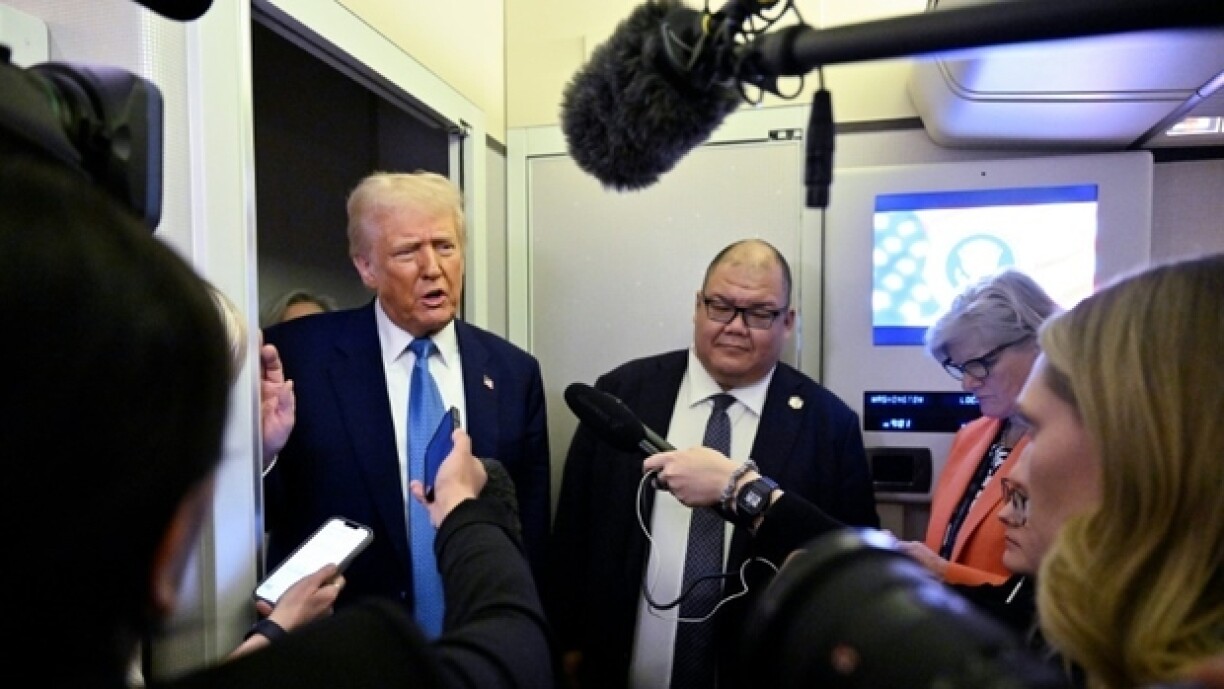Le président américain Donald Trump parle aux journalistes à bord d'Air Force One, le 19 février 2025