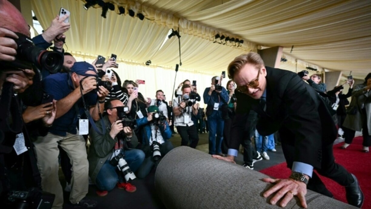 L'humoriste Conan O'Brien déroule le tapis rouge pour la 97e cérémonie des Oscars à Hollywood, le 26 février 2025 en Californie