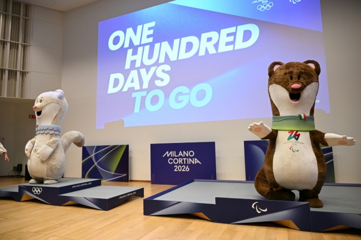 Les mascottes des Jeux olympiques et paralympiques sur les podiums dévoilés le 29 octobre 2025 à Milan
