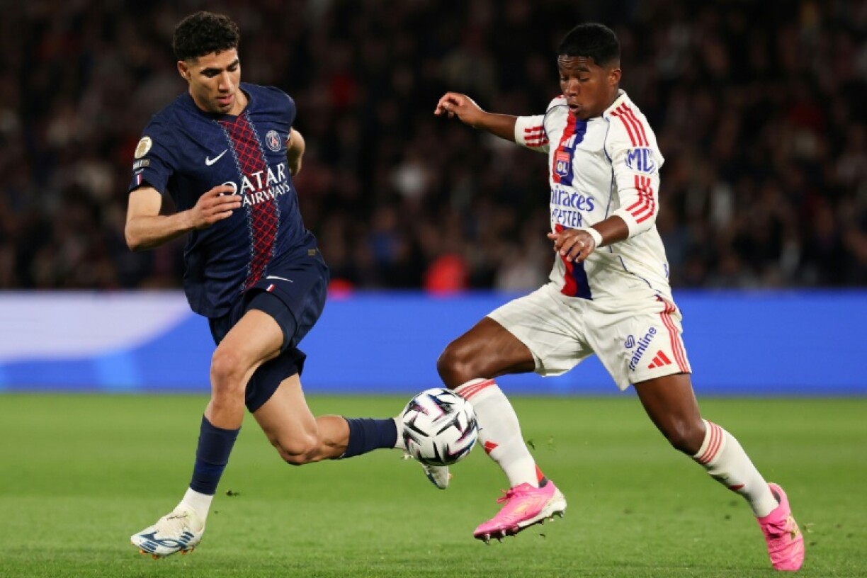 Le Parisien Achraf Hakimi (G) à la lutte avec le joueur de Lyon Endrick lors de la victoire de l'OL 2-1 au Parc des Princes en Ligue 1, le 19 avril 2026