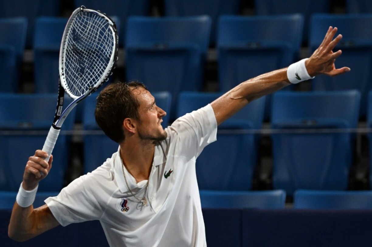 Le Russe Daniil Medvedev, 2e au classement mondial, lance sa raquette cassée après avoir perdu contre l'Espagnol Pablo Carreno Busta en quart de finale du tournoi de tennis des Jeux de Tokyo, le 29 juillet 2021