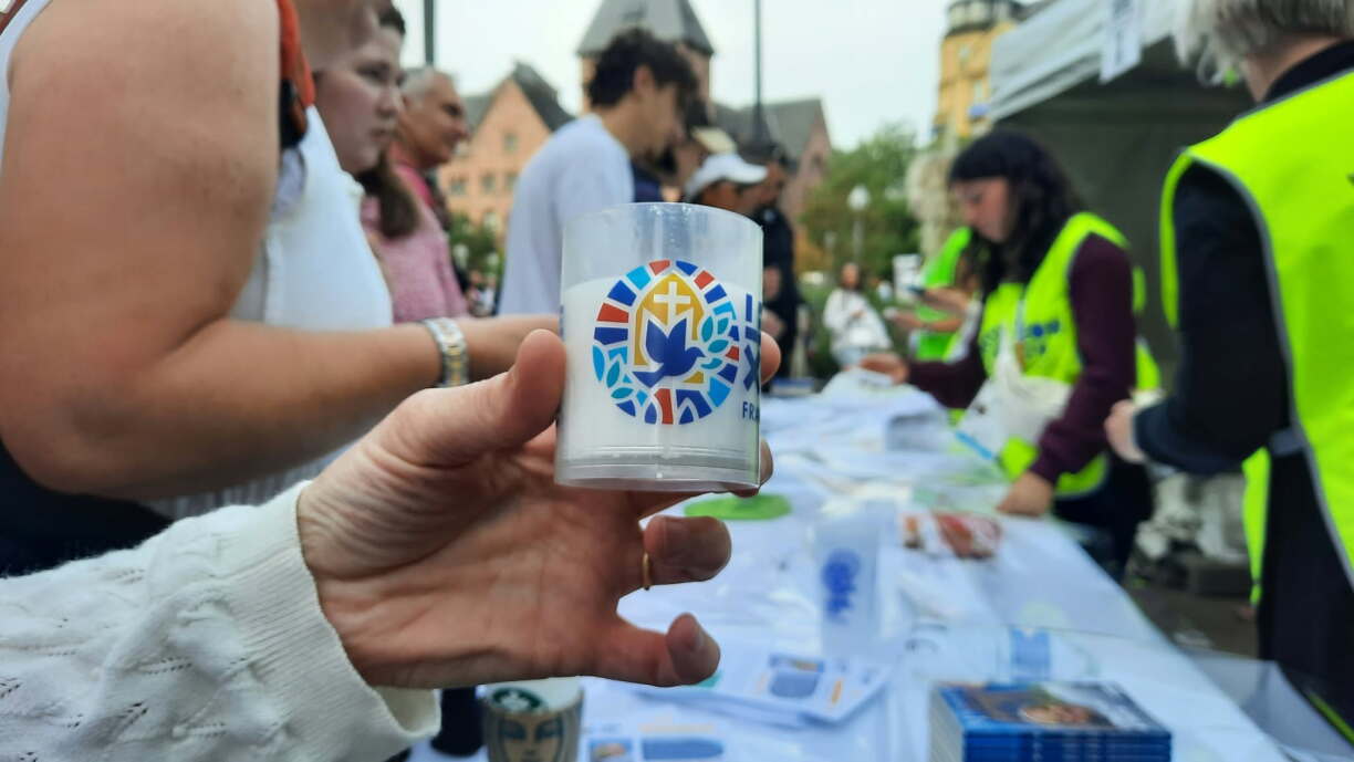 Gros succès pour la veilleuse papale vendue 3 euros