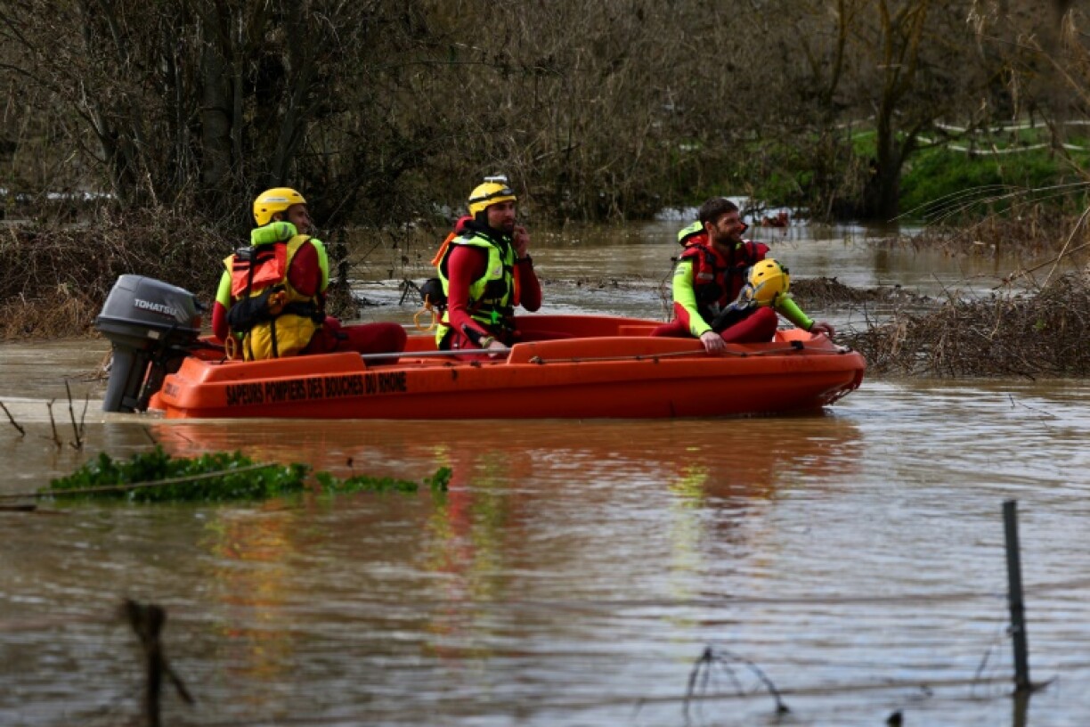 Des sauveteurs en bateau sur le Gardon pour rechercher des personnes disparues, le 10 mars 2024 à Russan, dans le Gard