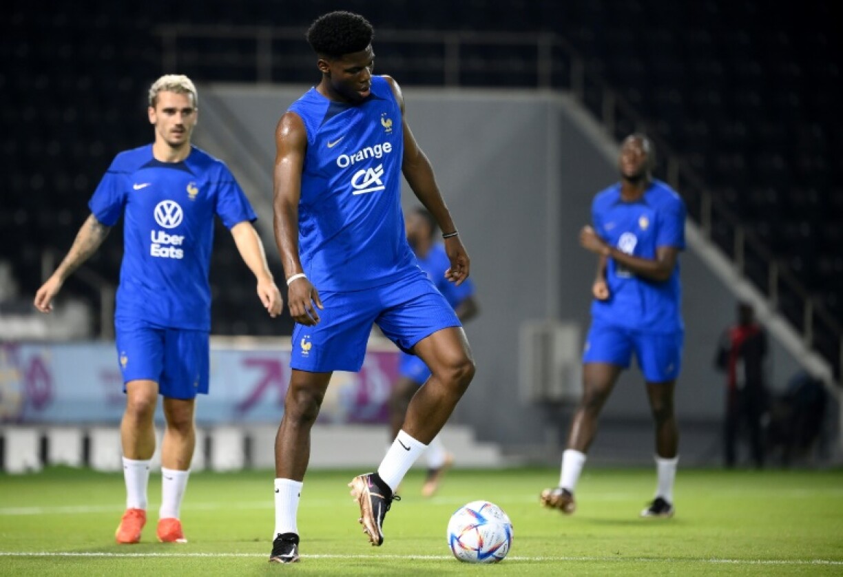 Aurélien Tchouaméni à l'entraînement des Bleus avec ses coéquipiers Antoine Griezmann et Ibrahima Konaté à Doha, le 17 novembre 2022