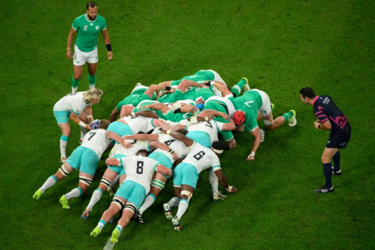 Le demi de mêlée sud-africain Faf de Klerk (à gauche) introduit sous les yeux de son homologue irlandais Jamison Gibson-Park lors de la défaite des Springboks face à l'Irlande (13-8) le 23 septembre 2023 au Stade de France