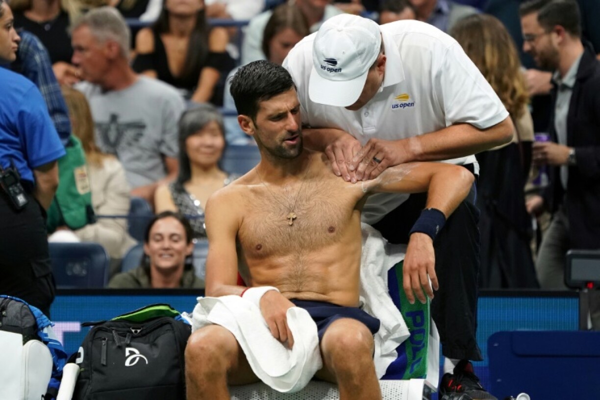 Den Novak Djokovic hat mat Péng a senger lénkser Schëller ze kämpfen