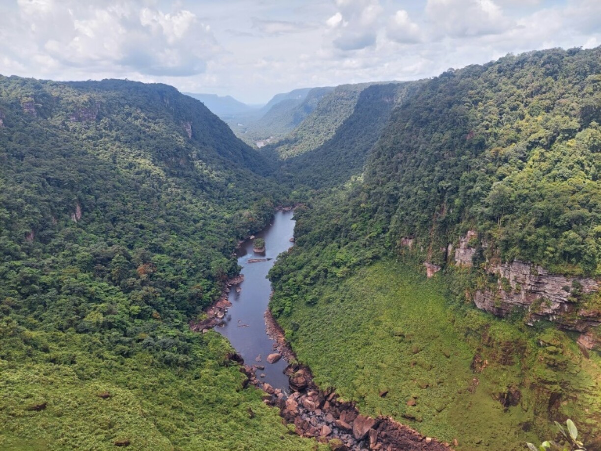 Vue aérienne de la rivière Potaro, située dans la région de Potaro-Siparuni au Guyana le 12 avril 2023