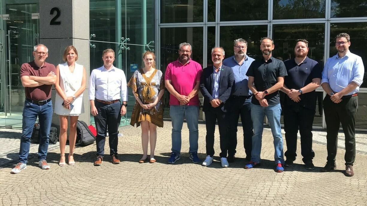 vu lénks no riets: Philippe Mersch, président FEDAMO Stéphanie Borner, FEDAMO Frank Lentz, secrétaire de la FEDAMO, Laure Bellion, secrétaire syndicale LCGB, Reinaldo Campolargo, président du comité garages LCGB Robert Fornieri, secrétaire général adjoint LCGB José Goncalves, secrétaire central adjoint OGBL Carlo Gaggioli, président du comité garages OGBL Charel Roemen, Fédération des carrossiers Grégory Muller, secrétaire de la Fédération des carrossiers