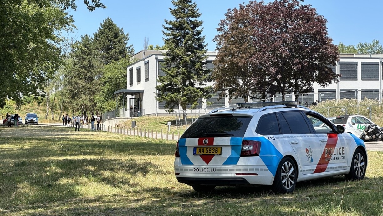 D'Police war och um Freideg ze Mëtteg virun der Annexe vum LTC present.