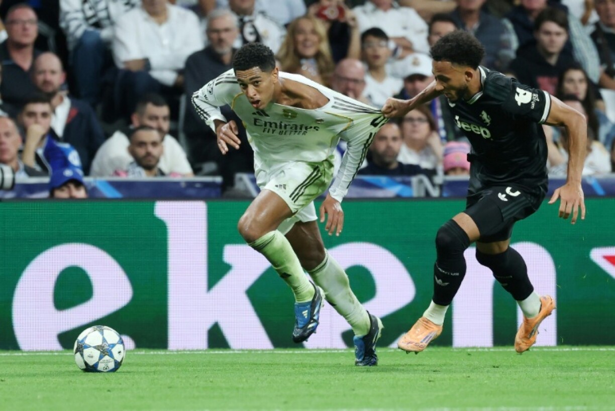 Le défenseur de la Juventus Turin Lloyd Kelly (d) et Jude Bellingham buteur pour le Real Madrid (1-0) lors de la troisième journée de la Ligue des champions, le 22 octobre 2025 à Madrid