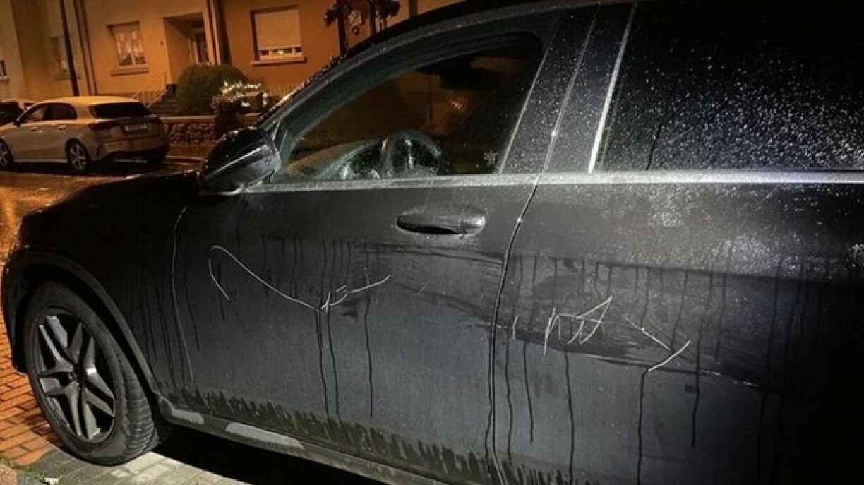 Vandalismus-Akt virun der Hausdier vum Xavier Bettel.