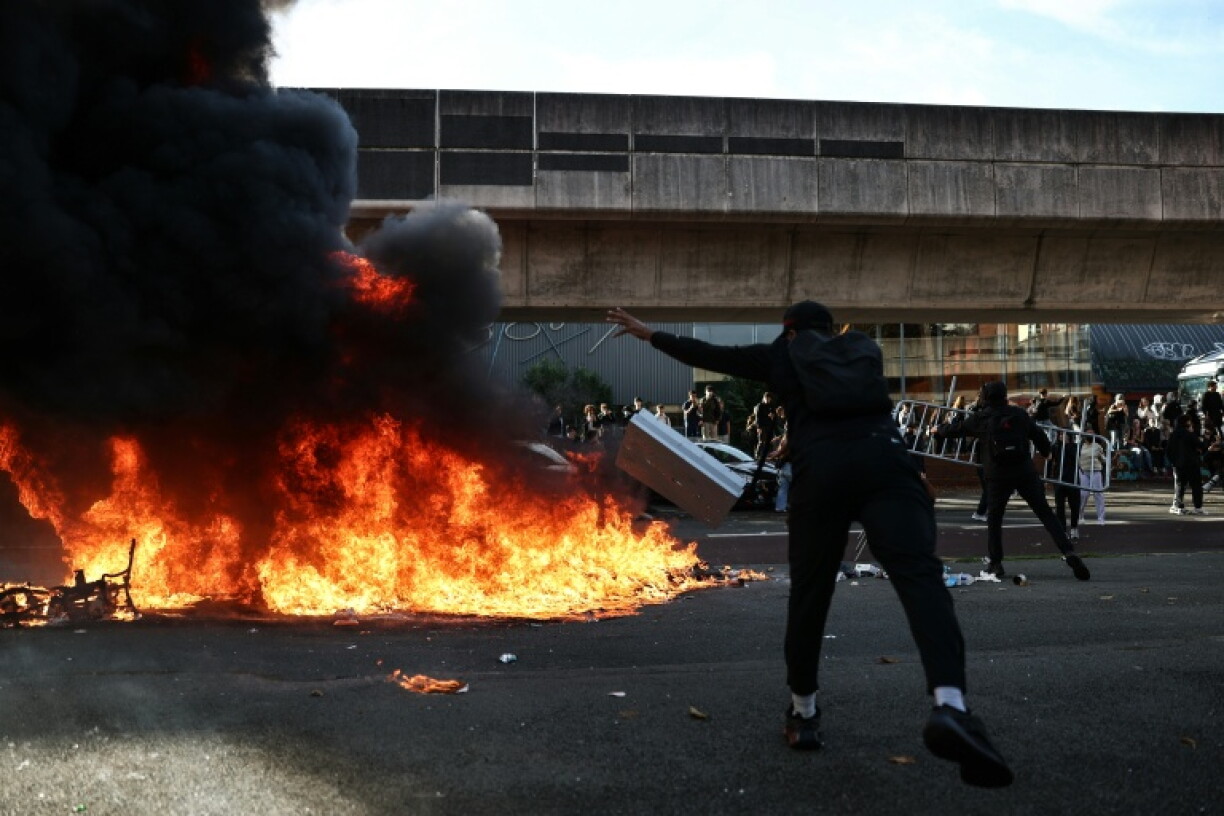Des lycéens alimentent des feux de poubelles lors dun blocus à Lille, le 1er octobre 2026