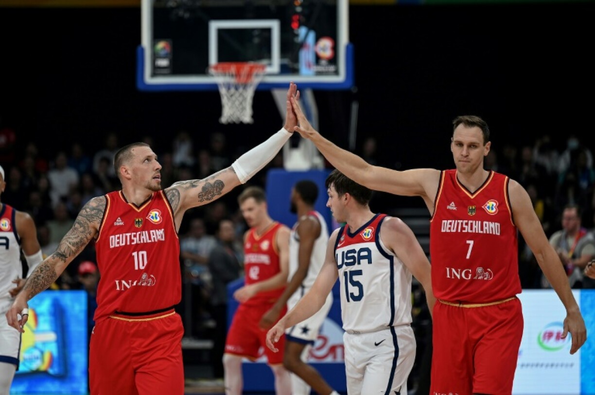 Les joueurs allemands Daniel Theis (G) et Johannes Voigtmann (D) lors de la demi-finale du Mondial-2023 de basket-ball, le 8 septembre 2023 à Manille
