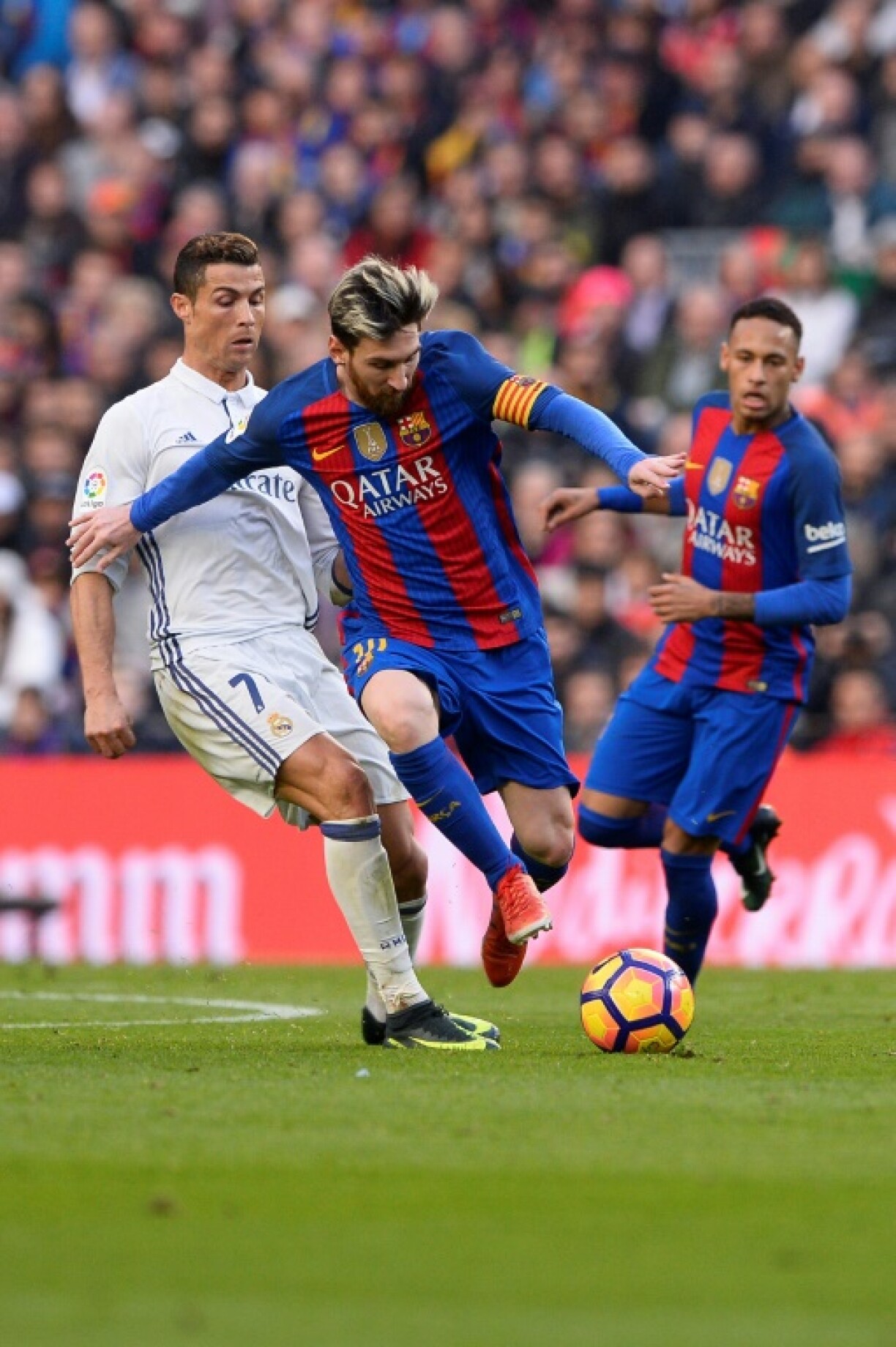 Lionel Messi devance Cristiano Ronaldo lors d'un Clasico entre le Barça et le Real Madrid au Camp Nou de Barcelone le 3 décembre 2016