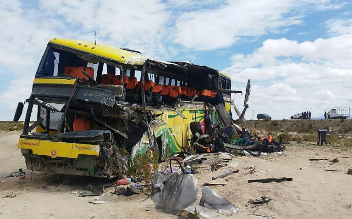Photo diffusée par la police bolivienne de l'épave d'un bus entré en collision avec un autre sur une autoroute près d'Uyuni, en Bolivie, le 1er mars 2025