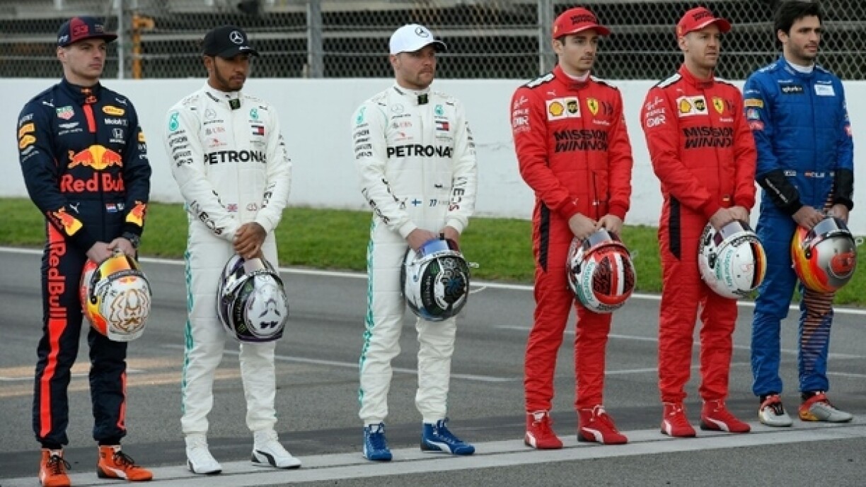 De Carlos Sainz Junior (hei a blo nieft dem Sebastian Vettel) vun nächster Saison un a rout. Ma wouhi geet de Sebastian Vettel?