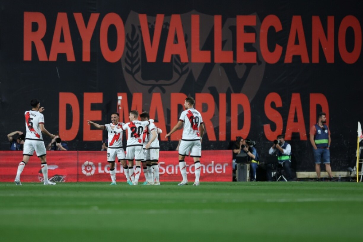 Des joueurs du Rayo Vallecano dans le Stade de Vallecas, près de Madrid, en match de Liga contre le FC Barcelone le 26 Avril 2023.