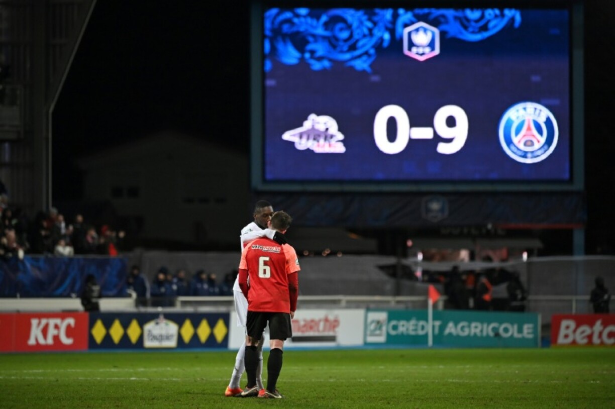 L'attaquant français du Paris Saint-Germain Randal Kolo Muani (à gauche) discute avec le défenseur français de Revel Jonathan Vieu après la victoire 9-0 du PSG contre Revel en 32e de Coupe de France au stade Pierre-Fabre de Castres, le 7 janvier 2024