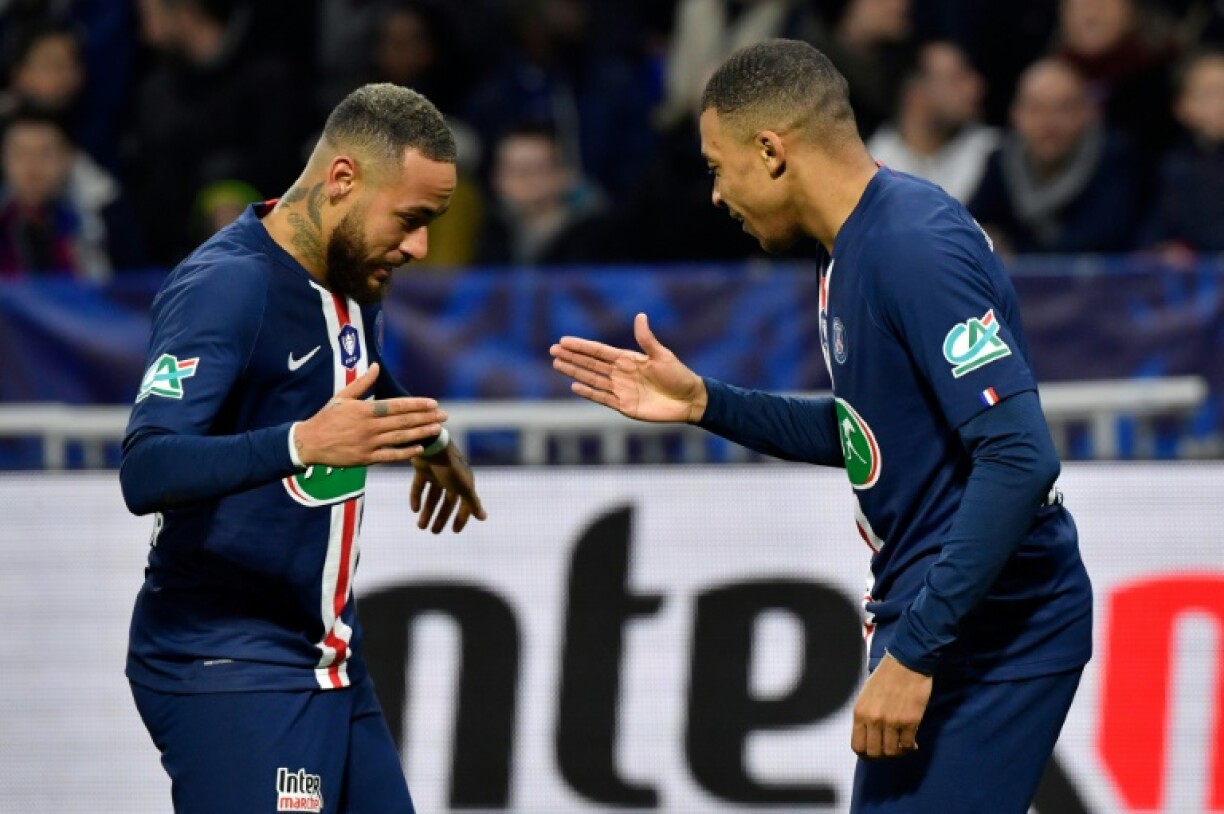 L'attaquant parisien Kylian Mbappé (d) félicité par son homologue brésilien Neymar après un but en demi-finale de la Coupe de France face à Lyon, à Décines-Charpieu, le 4 mars 2020