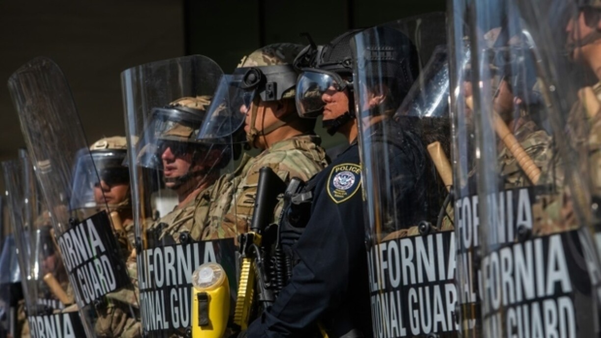 Des membres de la Garde nationale de Californie devant un bâtiment fédéral, le 9 juin 2025 à Los Angeles