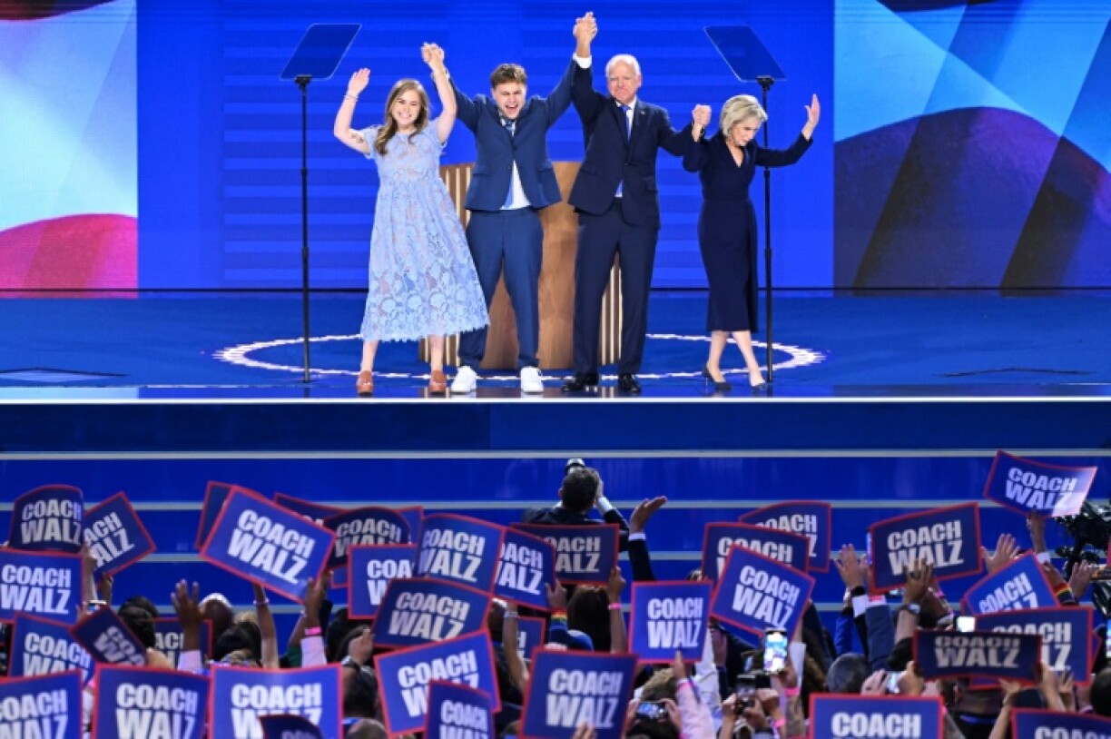 Le gouverneur du Minnesota Governor et colistier de Kamala Harris avec sa famille lors de la convention démocrate à Chicago, dans l'Illinois, le 21 août 2024