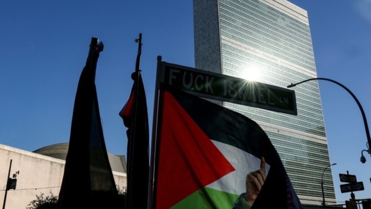 Un drapeau palestinien devant le siège de l'ONU à New York, le 18 septembre 2025