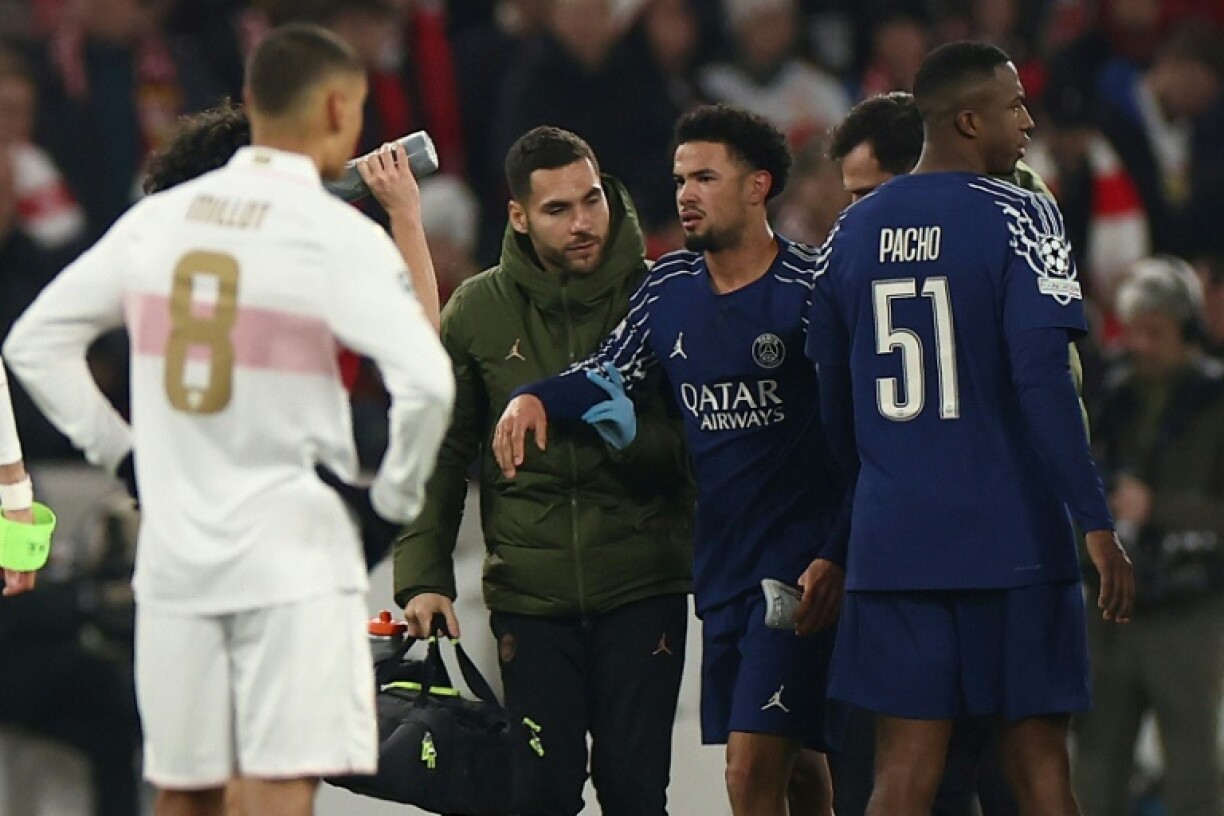 Warren Zaire-Emery (2nd R) limped off the field in the final minutes of PSG's win at Stuttgart