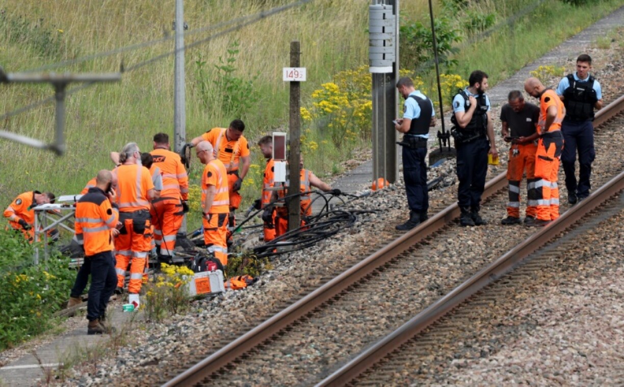 Des agents de la SNCF et des gendarmes sur les lieux d'un sabotage présumé à Croiselles, dans le nord de la France, le 26 juillet 2024