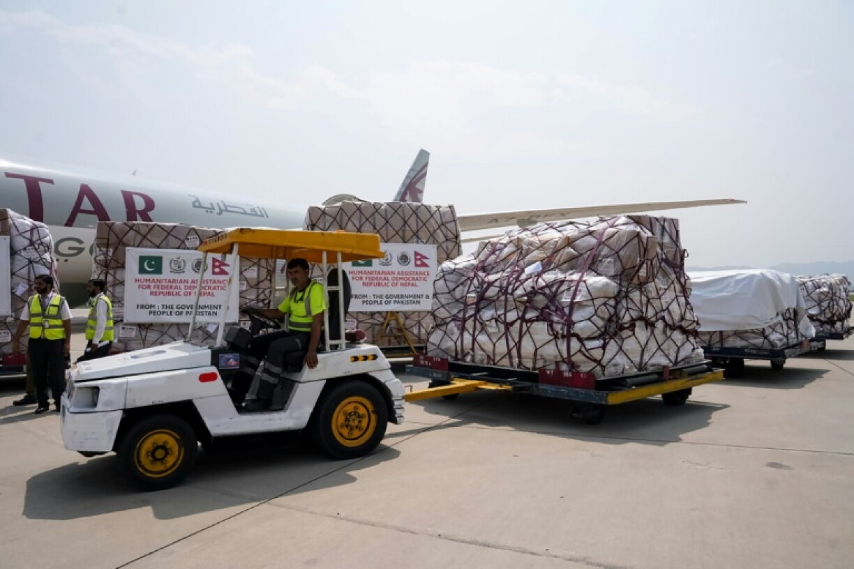 Photo diffusée le 6 septembre 2026 par l'Autorité nationale de gestion des catastrophes (NDMA) du Pakistan, montrant le chargement d'aide humanitaire fournie par le gouvernement pakistanais aux victimes des inondations au Népal, avant de la remettre à l'ambassadrice du Népal au Pakistan, Rita Dhital, à l'aéroport international d'Islamabad