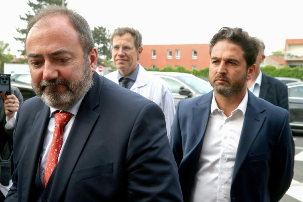 Le ministre de la Santé François Braun (g) et le maire de Reims Arnaud Robinet (d) arrivent au CHU de Reims où une infirmière et une secrétaire médicale ont été agressées au couteau, le 22 mai 2023