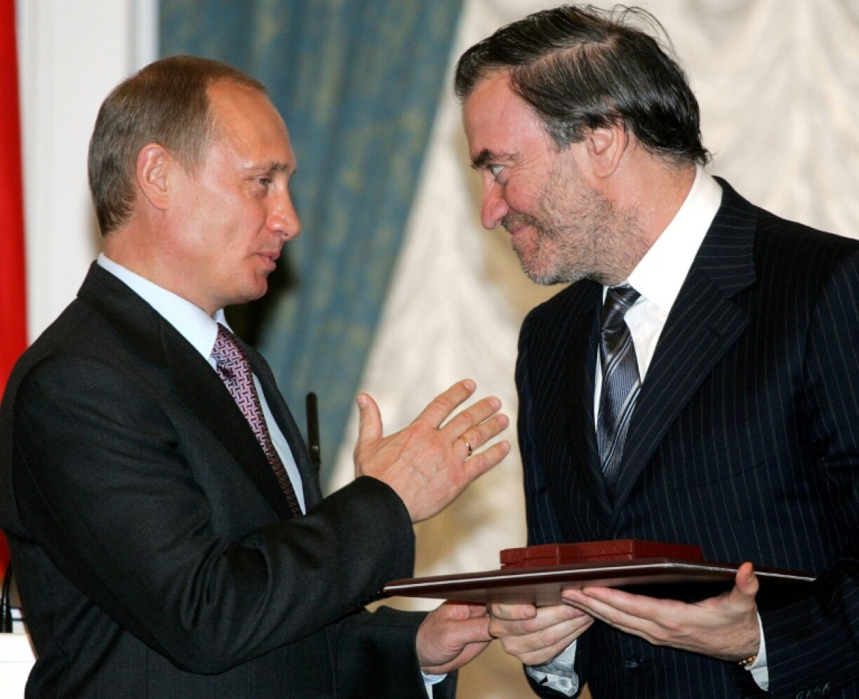 Russian conductor Valery Gergiev (R) is a personal friend of President Putin (L)