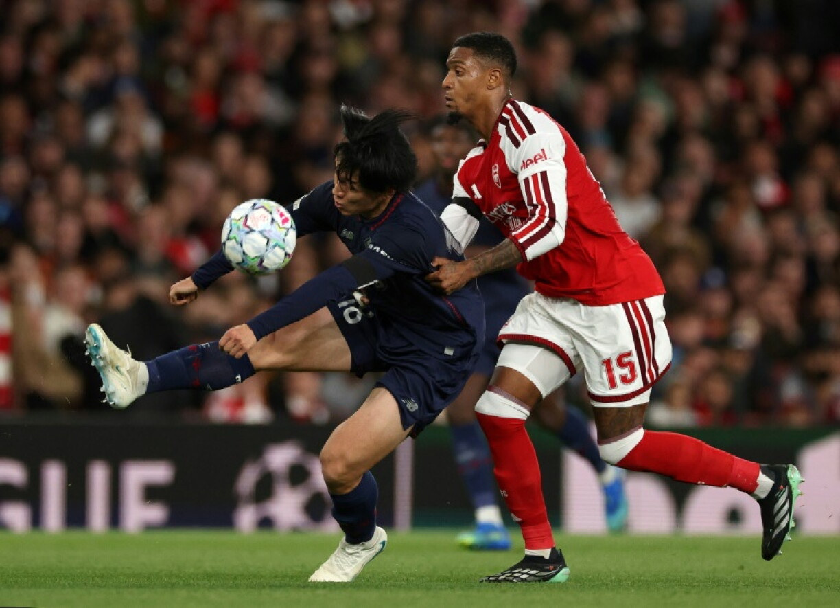 Le défenseur d'Arsenal Ezri Konsa (à droite) s'oppose à l'attaquant lillois Ayase Ueda le 13 octobre 2026 à l'Emirates Stadium de Londres