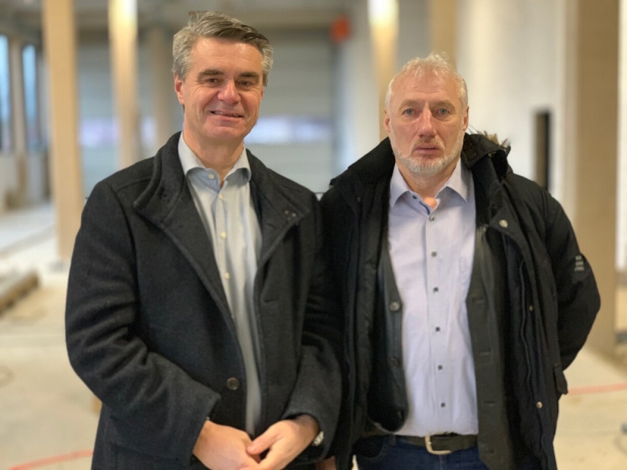 Den Allain Dasthy (riets) an de fréieren Direkter vun der SNCT Armand Biberich (lénks) stinn hannert dem Projet vun der neier Kontrollstatioun zu Luerenzweiler.