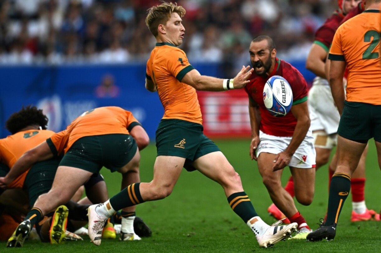 Le demi de mêlée de l'Australie Tate McDermott frappe dans le ballon lors de la victoire contre le Portugal au Mondial de rugby, au stade Geoffroy-Guichard, à Saint-Etienne, France, le 1er octobre 2023