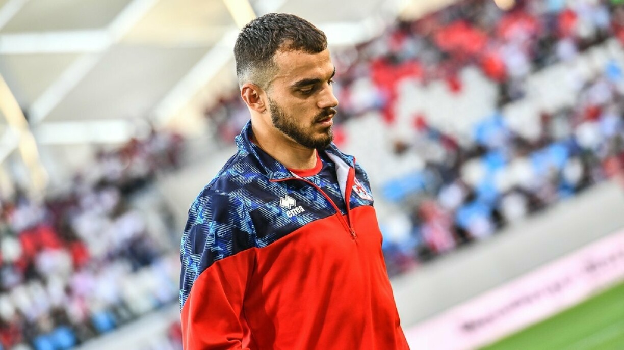 Den Danel Sinani am Asaz bei der Nationalekipp.