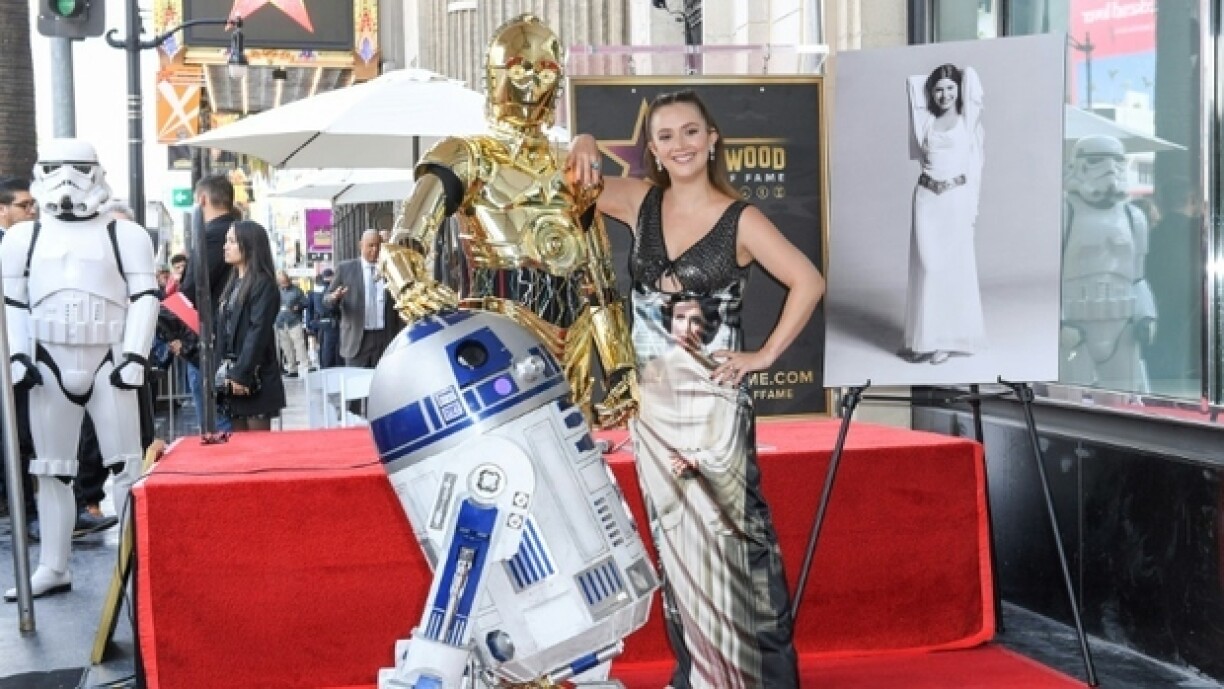 La fille de l'actrice Carrie Fisher, Billie Lourd, pose avec le robot R2D2 et C3PO de la saga