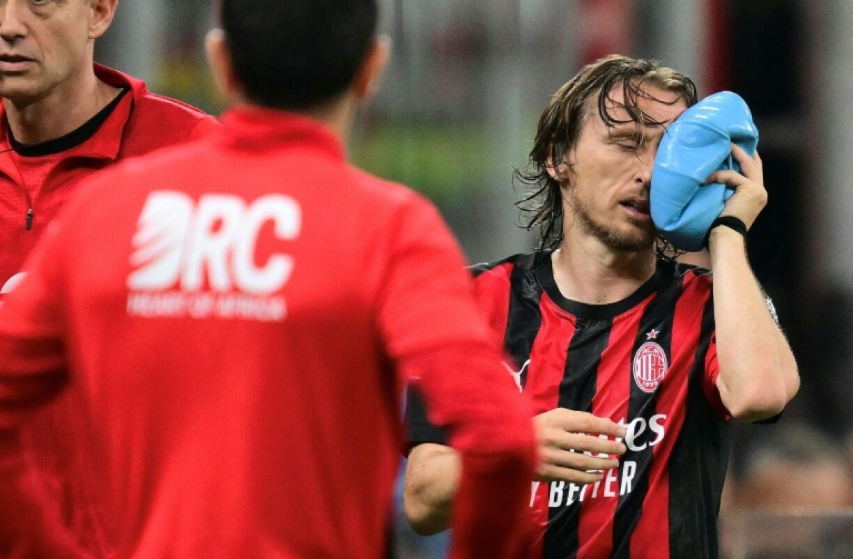 Luka Modric quitte la pelouse après s'être blessé à la pommette gauche, lors du match contre la Juventus, le 26 avril 2026 à Milan