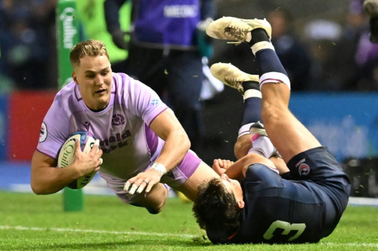 Scotland wing Duhan van der Merwe (L)