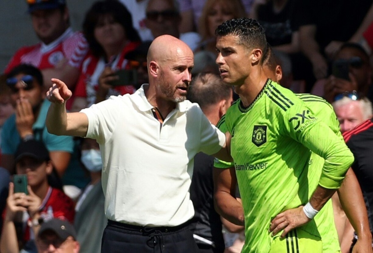 Erik ten Hag (G), entraîneur de Manchester United, avec l’attaquant portugais Cristiano Ronaldo, pendant le match de la Premier League anglaise contre Southampton, le 27 août 2022