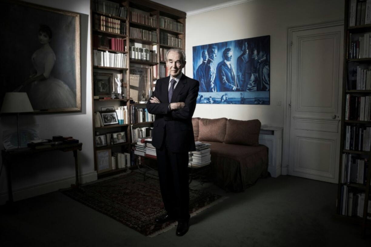 Robert Badinter dans son bureau parisien le 19 avril 2018.