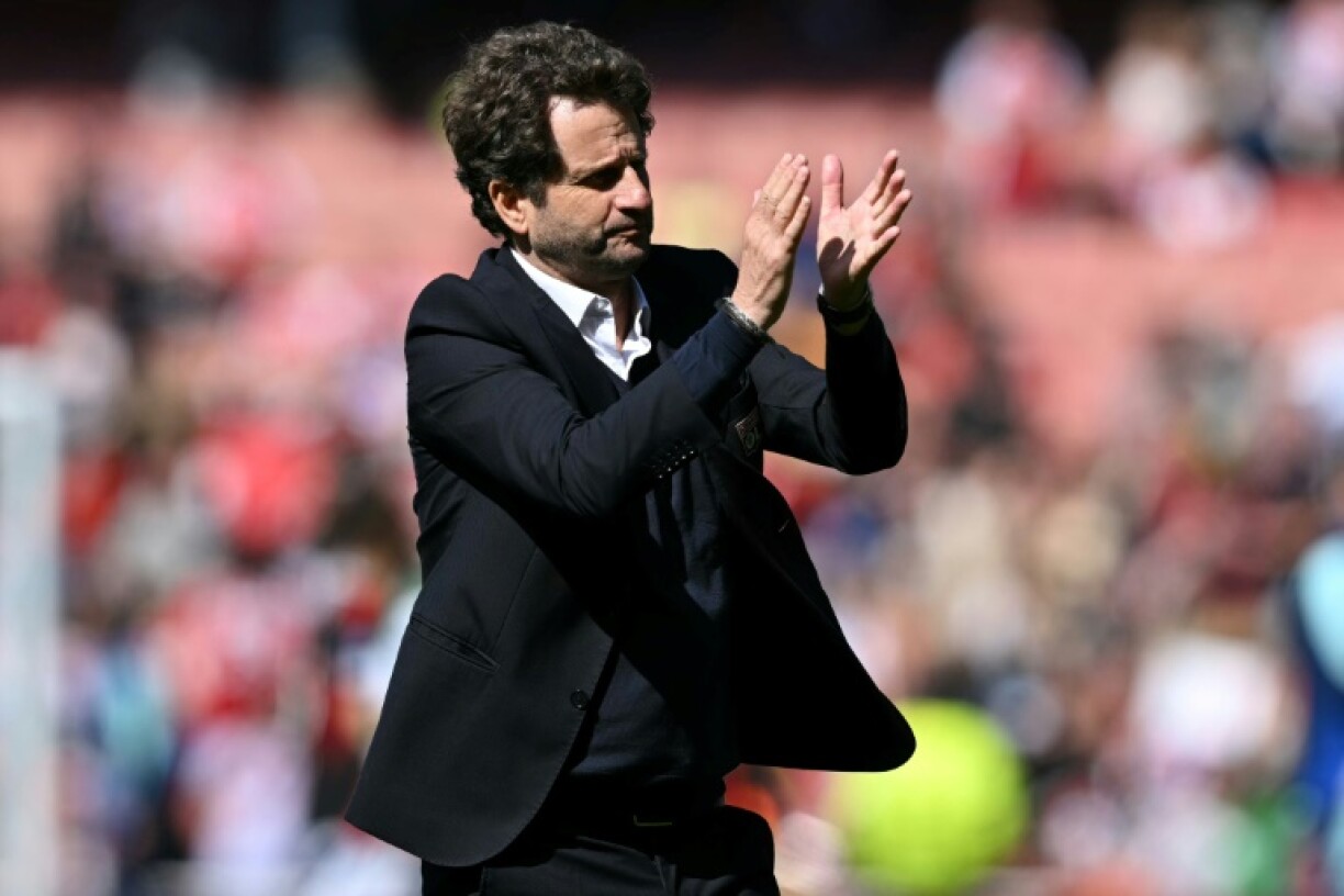 Lyon's Australian head coach Joe Montemurro applauds fans after last week's first leg against Arsenal in London