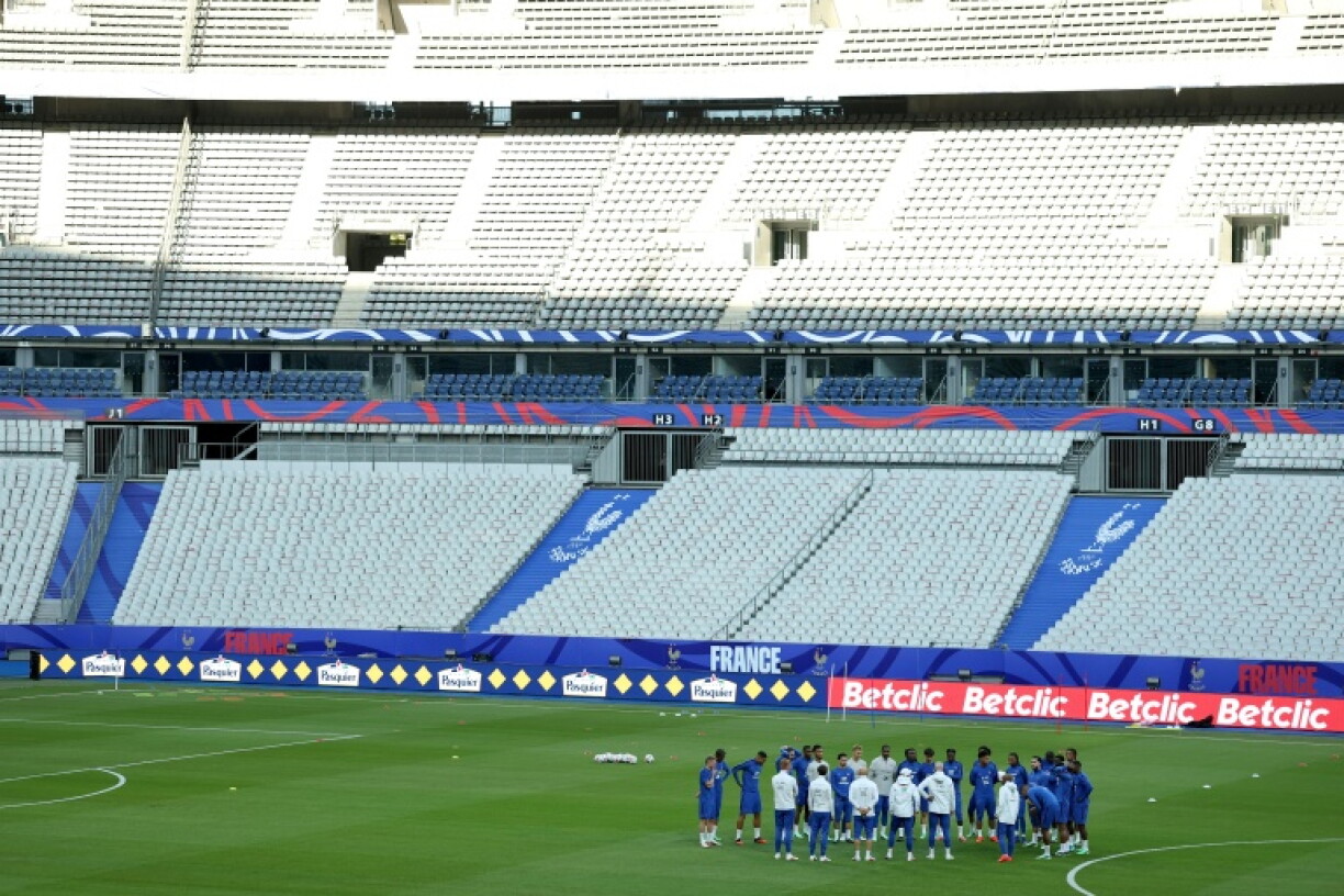 Le sélectionneur de l'équipe de France de football Zinédine Zidane, avec ses adjoints et les joueurs lors d'une séance d'entraînement au Stade de France, à la veille du match contre l'Italie en Ligue des nations, le 1er octobre 2026 à Saint-Denis
