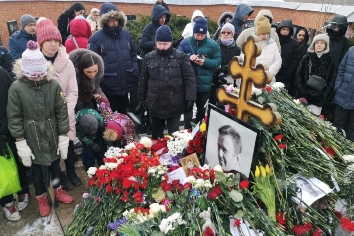 Hundreds of Russians risked reprisals to pay their respects to late opposition leader Alexei Navalny
