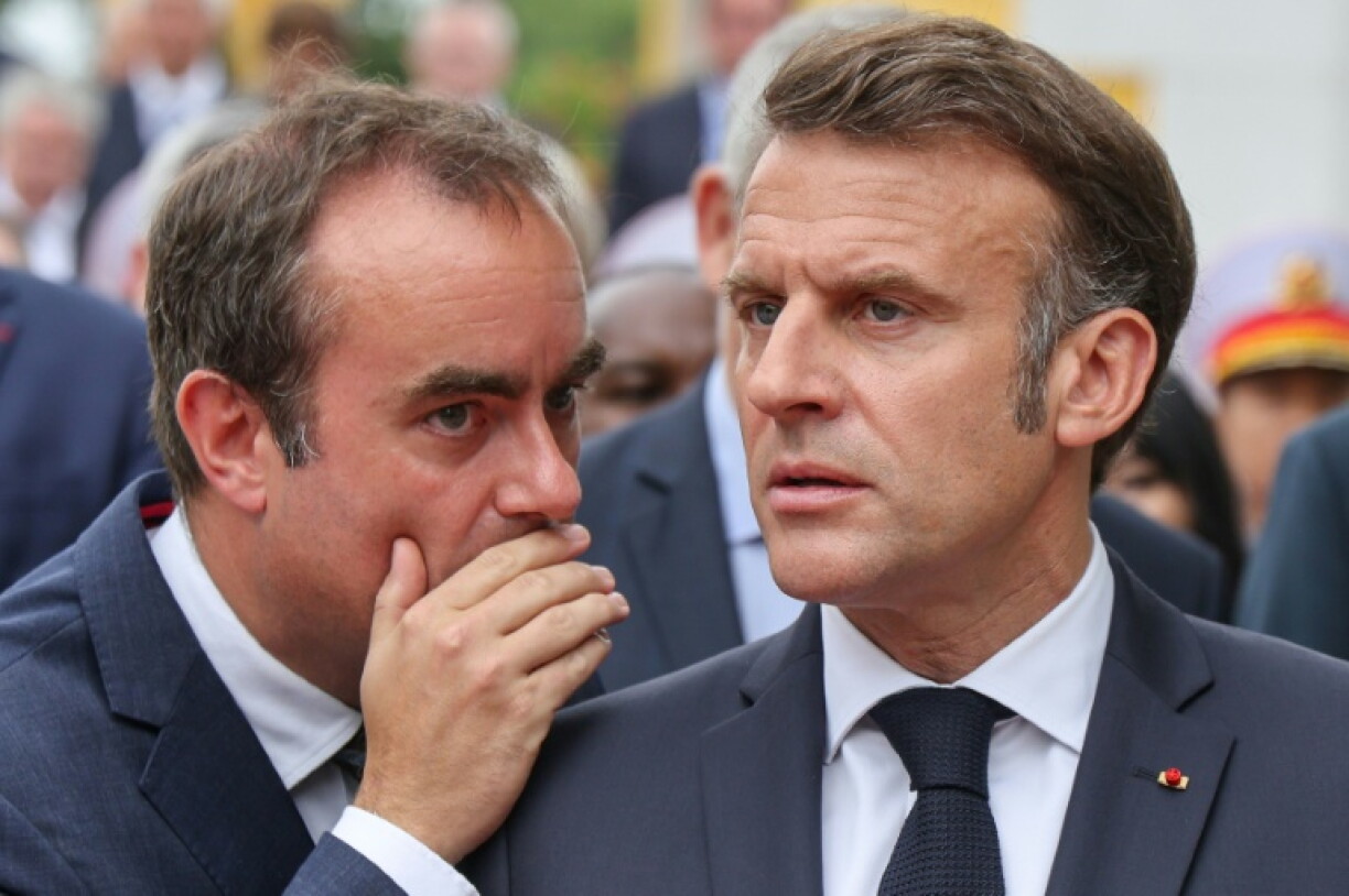 Le Premier ministre Sébastien Lecornu (à gauche) parle au président Emmanuel Macron, le 26 mai 2025 à Hanoï